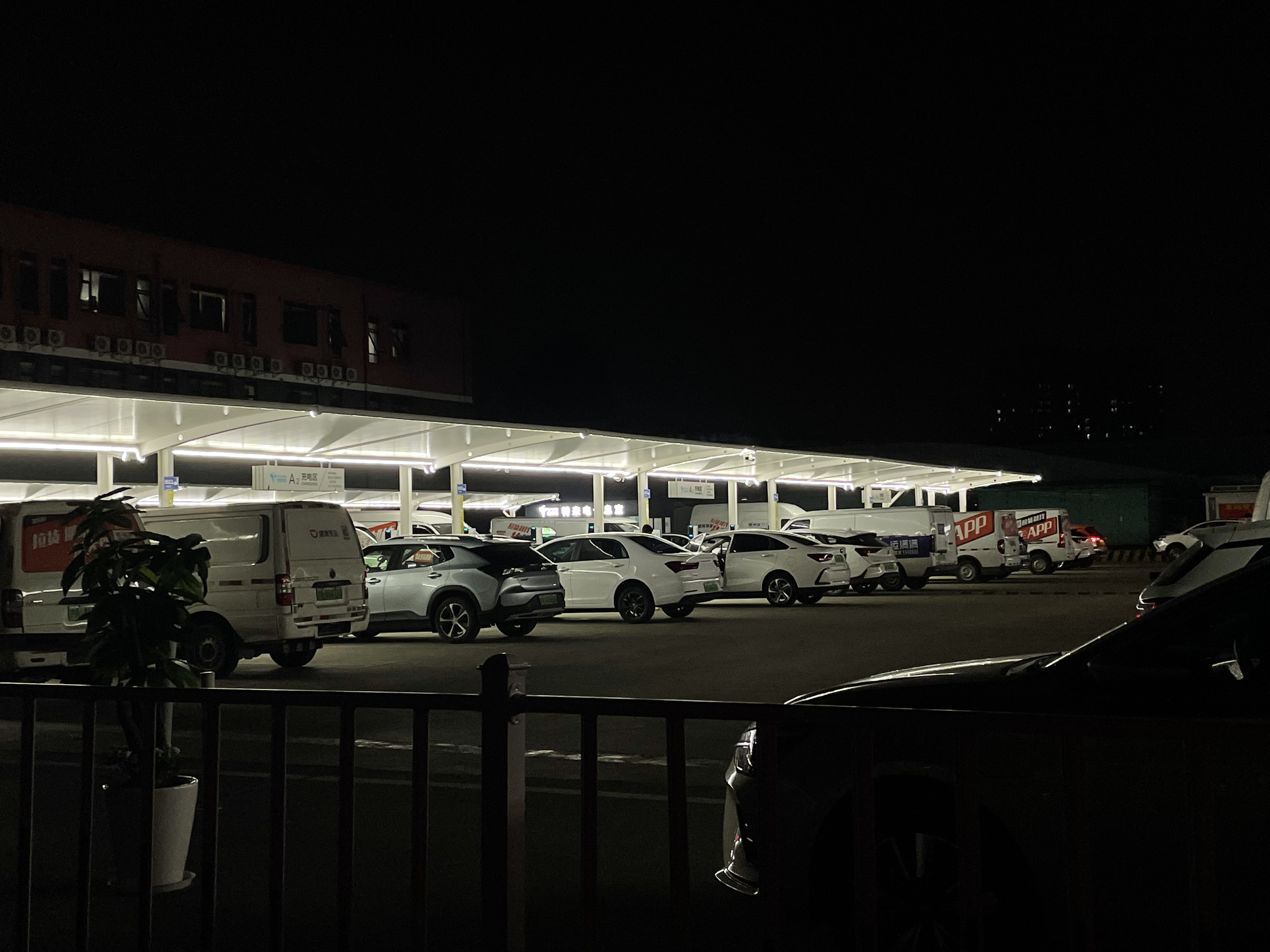 網(wǎng)約車司機(jī)，“卷”在車流里